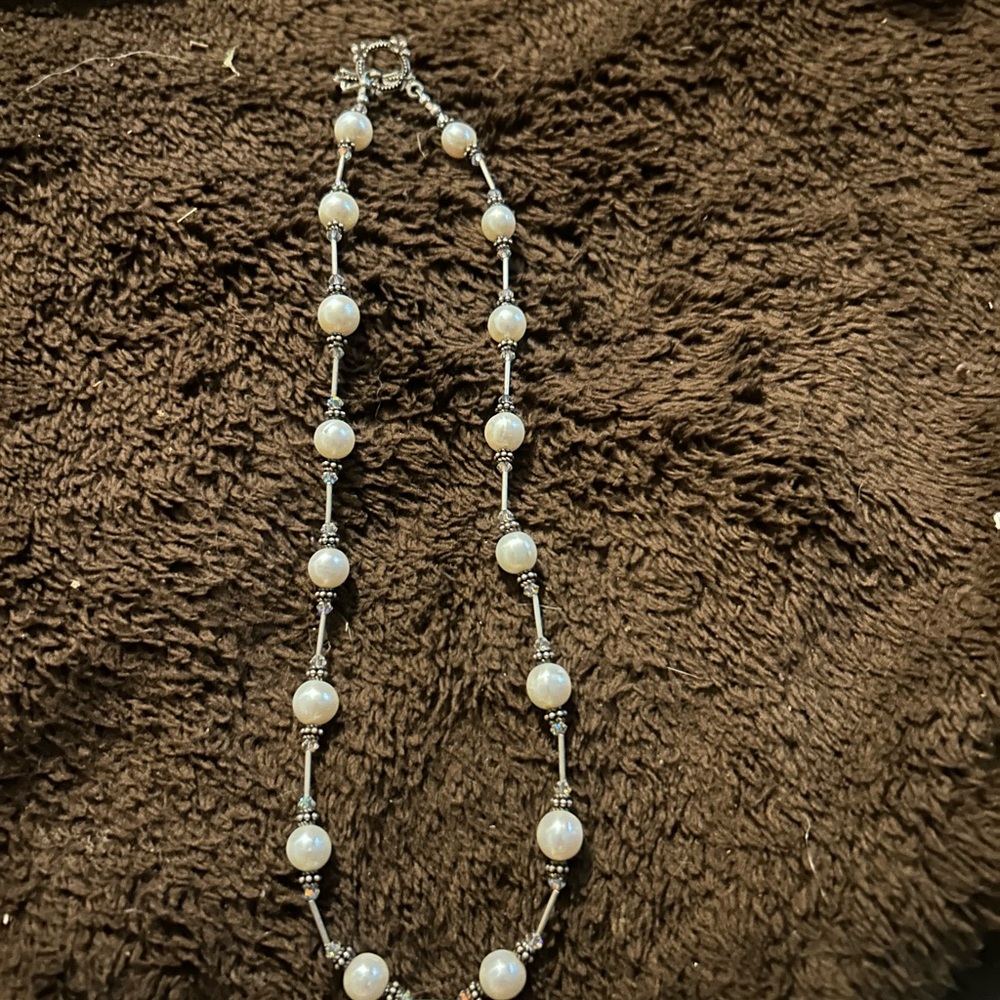 Vintage Sophisticated Silver and White Pearl Necklace
